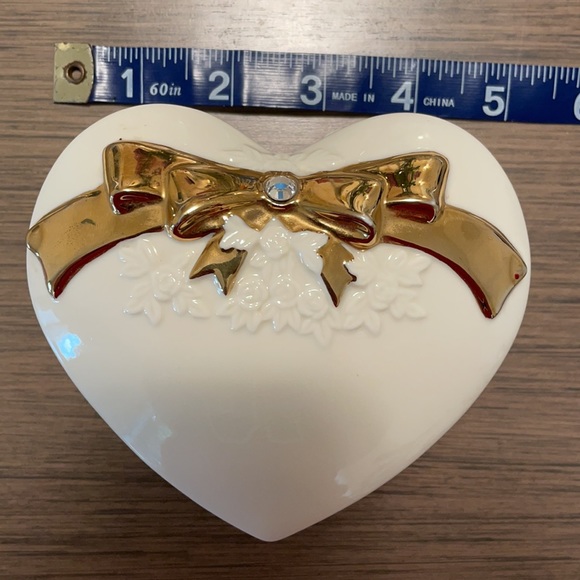 Porcelain musical jewelry box by Mikasa 🎶 - Picture 12 of 12